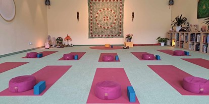 Yogakurs - vorhandenes Yogazubehör: Yogablöcke - Chemnitz Kaßberg - Raum Shiva  - Yogazentrum Chemnitz Silvio Reiß