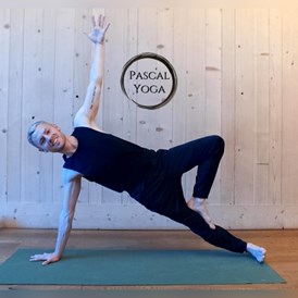 Yoga: Pascal beim Asanas praktizieren - Sanftes Yoga und Yoga im Hegnerhof Kloten