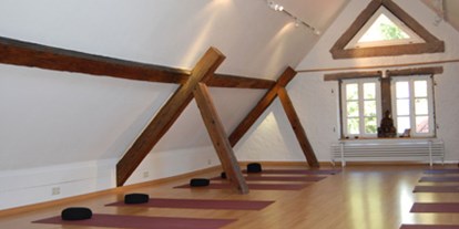 Yogakurs - vorhandenes Yogazubehör: Meditationshocker - Schwarzwald - Yoga Viveka - Ute & Magnus Selcho