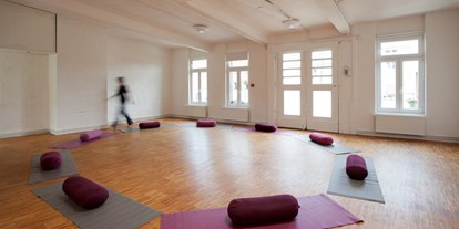 Yogakurs - Online-Yogakurse - Hamburg-Stadt Eimsbüttel - Der Seminarraum befindet sich in einem hellen Speicherloft im beliebten Teil von Eimsbüttel mit netten Cafes und Restaurants in unmittelbarer Nähe und guter Erreichbarkeit mit öffentlichen Verkehrsmitteln. - Iyengar Yoga Zentrum Hamburg