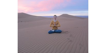Yogakurs - geeignet für: Dickere Menschen - Ostbayern - Yogareisen in die Wüste Marokkos - Janina Gradl
