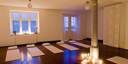 Yogakurs - Yogastil: Yin Yoga - München Schwabing - Wir haben einen schönen, großzügigen Raum im Hinterhof der Arcisstr 55 im Yogastudio Atemraum - alles was wir brauchen ist vorhanden: Matten, Decken, Blöcke, etc! :) - Florian Fertl