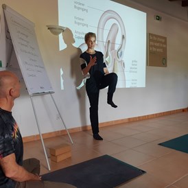 Yoga: Kerstin Karuna Linnartz beim Unterrichten des be better YOGA Teacher Trainings  - Kerstin Linnartz