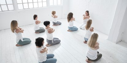 Yogakurs - spezielle Yogaangebote: Meditationskurse - Hamburg - Wir bieten in unseren Power Yoga Institute Studios auch viele Meditationskurse an! - Power Yoga Institute Winterhude