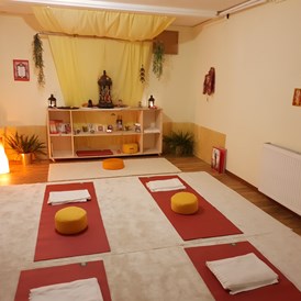 Yoga: Gemütlich in kleine Gruppen. - Maheshwari Lilli.  Hatha Yoga im Ayurveda beauty Tempel Dhanvantari
