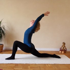 Yoga: Der Halbmond - Anjaneyasana
Dehnung der Körpervorderseite, bes. Hüftbeuger; kräftigt Rückenmuskulatur und Gesäß. - Anja Bornholdt - Yoga in Germersheim