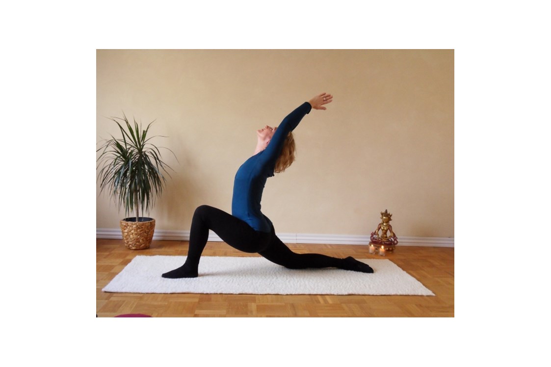 Yoga: Der Halbmond - Anjaneyasana
Dehnung der Körpervorderseite, bes. Hüftbeuger; kräftigt Rückenmuskulatur und Gesäß. - Anja Bornholdt - Yoga in Germersheim