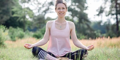 Yogakurs - vorhandenes Yogazubehör: Decken - Niederrhein - Freiberufliche Yogalehrerin Meike Nachtwey - Meike Anne Nachtwey