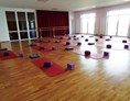 Yoga: Der 126m² große lichtdurchflutete Yogasaal. - flow move das Studio für Bewegung Anja Rolff