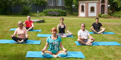 Yogakurs - Ambiente: Kleine Räumlichkeiten - Baden-Baden - Yoga und Entspannung unter freiem Himmel. - Auszeit