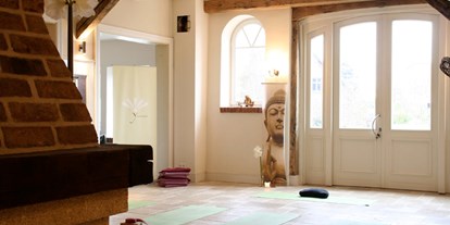 Yogakurs - Yogastil: Hatha Yoga - Pinneberg - Finde dein Yogazuhause, wir holen dich da ab wo du greade stehst. Yinyoga, VinyasaYoga, Yogaralax.... - first yoga - Im grünen Dorf Ellerhoop