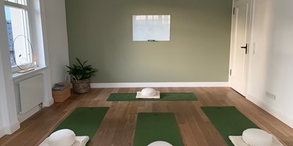 Yogakurs - Ambiente: Kleine Räumlichkeiten - Niederrhein - Yogaraum für max. 6 Teilnehmer. Anke Lindermann
Herz über Kopf. Yoga für deine Balance. - Anke Lindermann