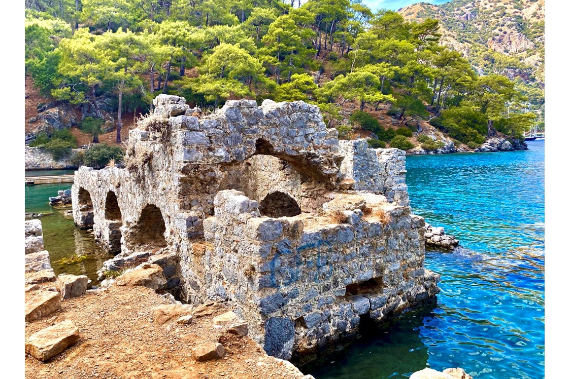 Yogaevent: Alte Badehaus-Ruinen in einer Bucht - Schiff Yoga Urlaub Türkei 2022