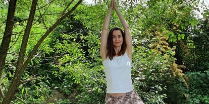 Yogakurs - spezielle Yogaangebote: Yogatherapie - Hessen - Es werden Meditationstechniken, Pranayama-Atemtechniken, sanfte bis kraftvolle Bewegungen / Vinyasa-s, und Körperhaltungen / Asana-s erlernt und verinnerlicht. Lebensenergie wird in die gewünschten Bereiche geführt und vitalisiert somit Körper, Psyche und Geist, wie auch den Stoffwechsel und das Immunsystem. Mit Mantra tönen und wohltuenden Klangbalancen.
Event, 1 x im Monat: Meditation, Mantra Singen und Monochord Balancen
Infos und Anmeldung bei 
Monika Wedel: 
Telefon: 06183-9294734 
E-Mail: wedel.monika@gmx.net
Mehr auf: 
https://yoga-in-erlensee.jimdosite.com - Yoga für -Einsteiger, Geübte, Senioren -Mama mit Kind -Im Sitzen auf dem Stuhl/Rollstuhl -Augenyoga -Meditation-Mantra-Monochordklänge -Kahiryanur Stimmgabelbalancen -Handmudras -Balancetraining 