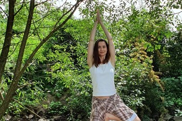 Yoga: Es werden Meditationstechniken, Pranayama-Atemtechniken, sanfte bis kraftvolle Bewegungen / Vinyasa-s, und Körperhaltungen / Asana-s erlernt und verinnerlicht. Lebensenergie wird in die gewünschten Bereiche geführt und vitalisiert somit Körper, Psyche und Geist, wie auch den Stoffwechsel und das Immunsystem. Mit Mantra tönen und wohltuenden Klangbalancen.
Event, 1 x im Monat: Meditation, Mantra Singen und Monochord Balancen
Infos und Anmeldung bei 
Monika Wedel: 
Telefon: 06183-9294734 
E-Mail: wedel.monika@gmx.net
Mehr auf: 
https://yoga-in-erlensee.jimdosite.com - Yoga für -Einsteiger, Geübte, Senioren -Mama mit Kind -Im Sitzen auf dem Stuhl/Rollstuhl -Augenyoga -Meditation-Mantra-Monochordklänge -Kahiryanur Stimmgabelbalancen -Handmudras -Balancetraining 
