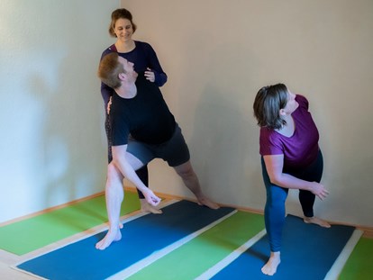 Yogakurs - vorhandenes Yogazubehör: Yogablöcke - TriYoga Kurs  - Raum für TriYoga in Hanau CorinaYoga