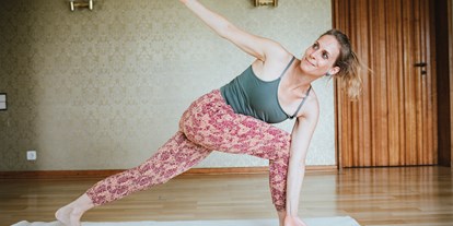 Yogakurs - vorhandenes Yogazubehör: Decken - Eva Taylor - Karkuma Yoga & beyond